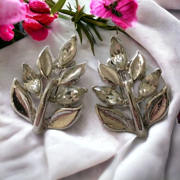 Crown Trifari Earrings Vintage Rhinestones Leaf Floral Silver Tone Clip On MCM. - Picture 14 of 16